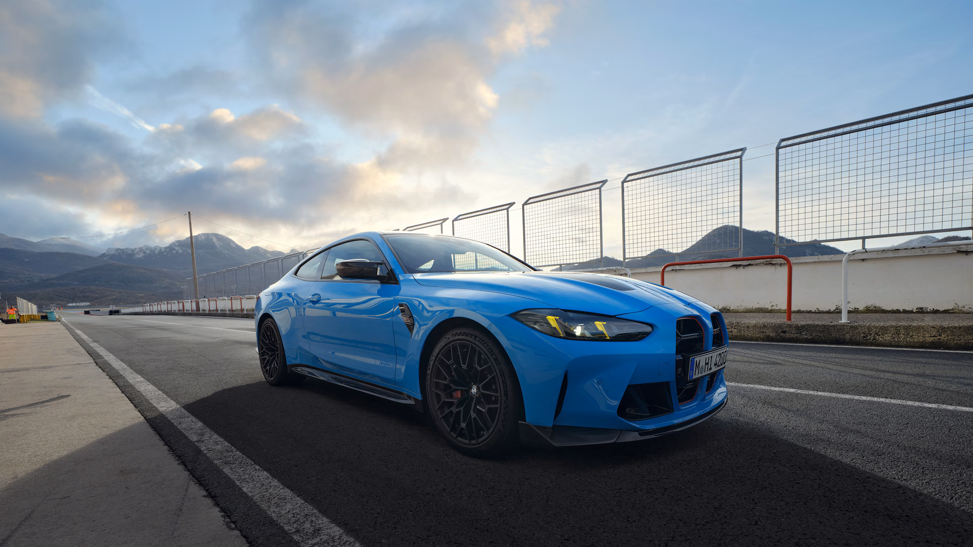 “Front view of the BMW M4 CSL showcasing its aggressive design and carbon details”