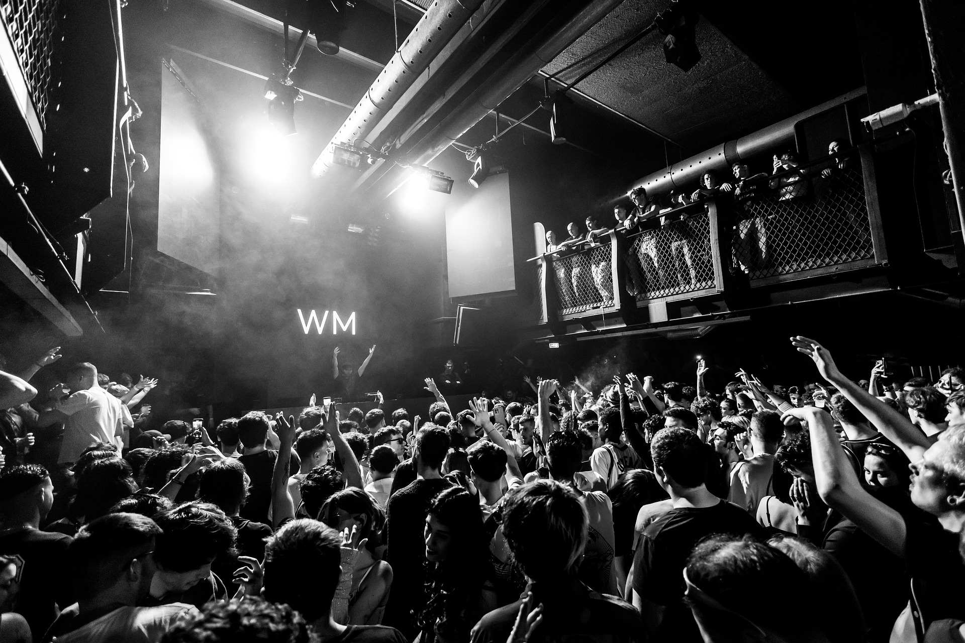 crowd-7896788_1920